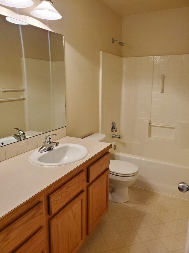 Building Photo - Lovely Townhome in North Gilham!
