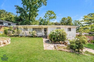 Building Photo - Spacious 3-bedroom, 1.5-bath home availabl...