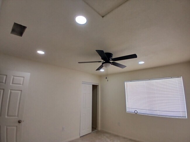 Building Photo - 305 N Lake Ave