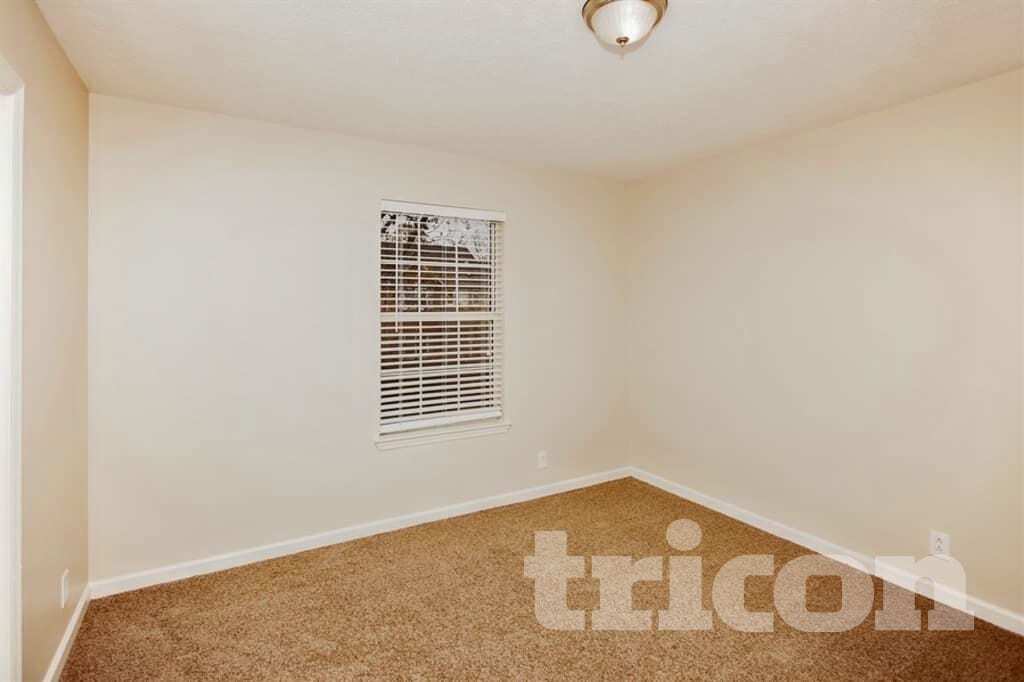 Building Photo - 2041 Glastonbury Dr