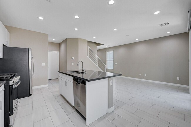 Building Photo - 2022 Single Family Home: 50% off first mon...