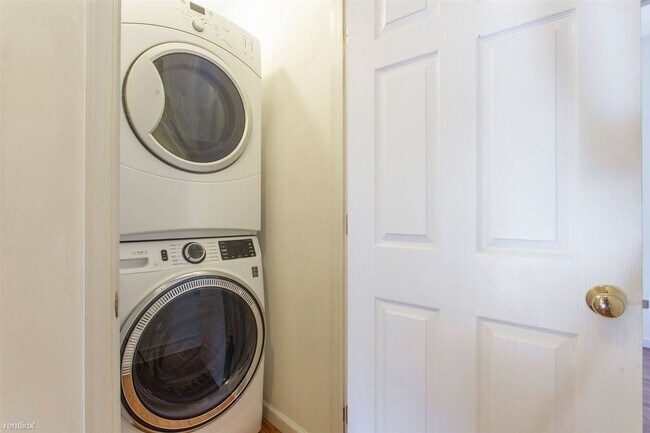 Building Photo - Delightful 5BR 3BA Townhome near Temple Un...