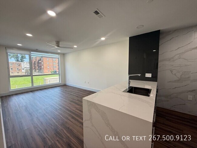 Building Photo - 4902 Spruce St
