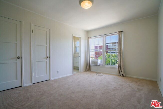 Building Photo - 8551 Holloway Dr