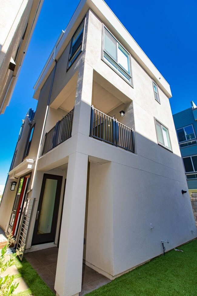 Building Photo - Highly Desired 4 Bedroom Floor Plan in Lig...
