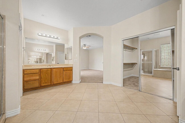 Building Photo - 8425 W Northview Ave