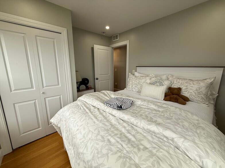 Building Photo - 1021 Winthrop Ave