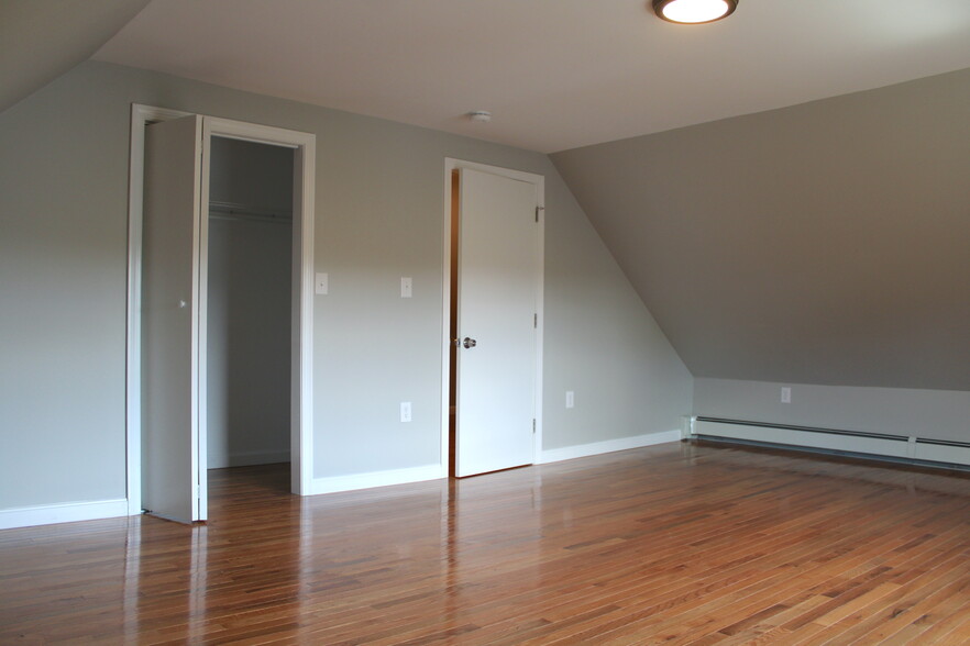 Building Photo - 119 River St