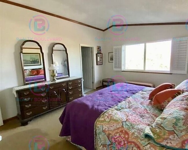 Building Photo - Spacious 4-bedroom, 3-bath home located in...