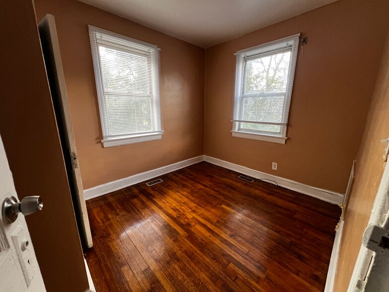 Building Photo - 728 Harrison Ave NW