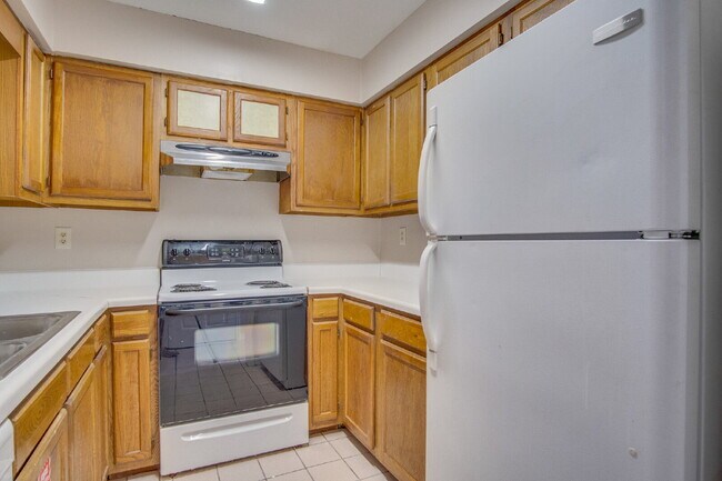 Building Photo - Charming Townhome with Fireplace & Fenced ...
