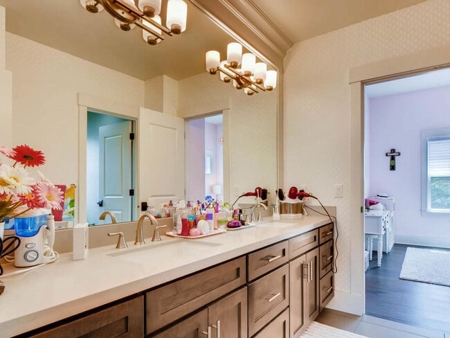 Building Photo - Highly desirable location and floor plan.