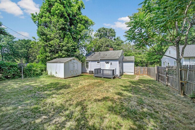 Building Photo - Lovely 2 Bed 1 Bath Bungalow Home in Charl...