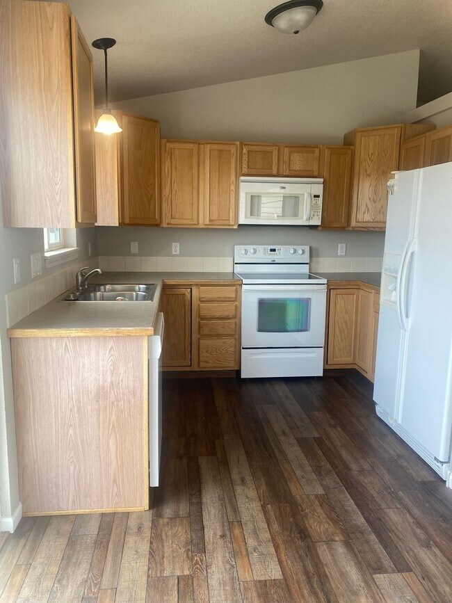 Building Photo - 4 BED | 3 BATH | 3 CAR GARAGE | SUMMERSET