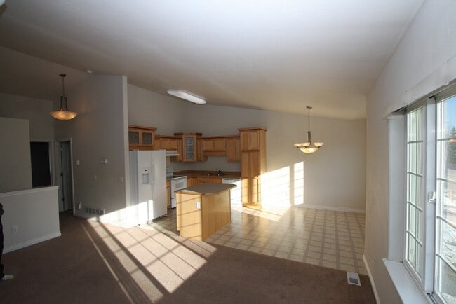 Building Photo - 3 Bedroom Duplex-Style Condo near JBER!