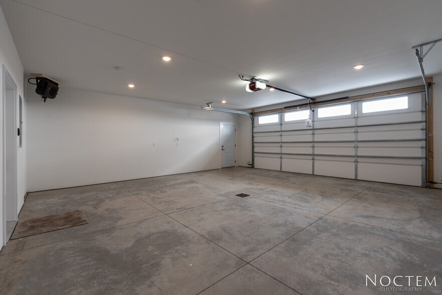 Building Photo - 5703 Iron Dr