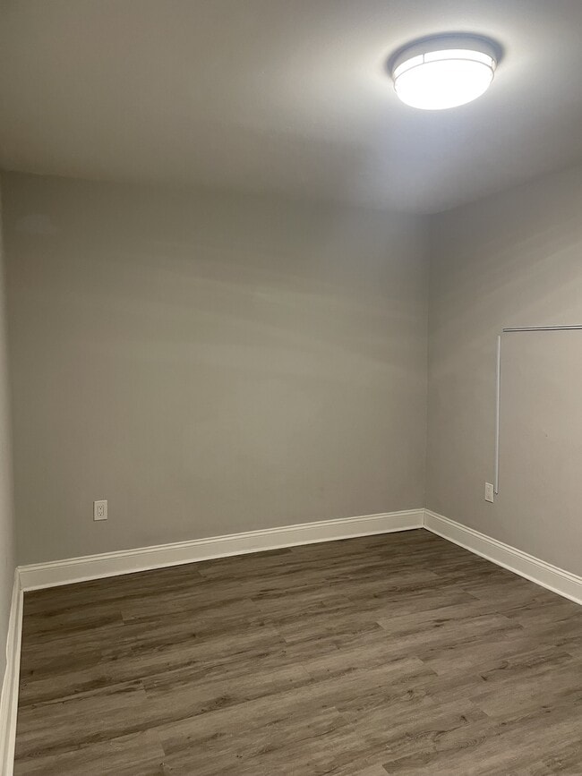 Building Photo - 1935 Addison Rd S