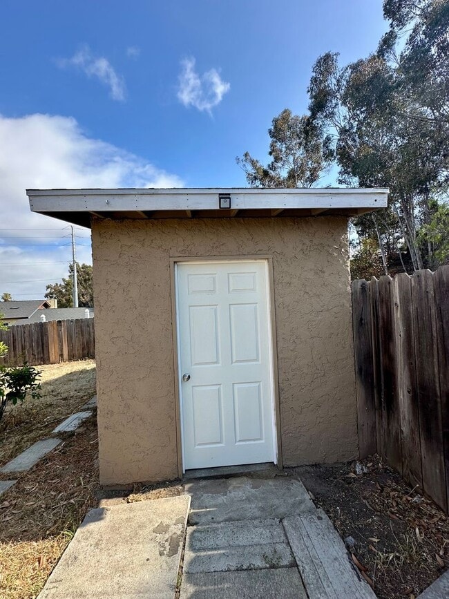 Building Photo - Large home in National City