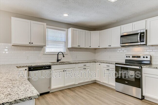 Building Photo - 3210 York Dr