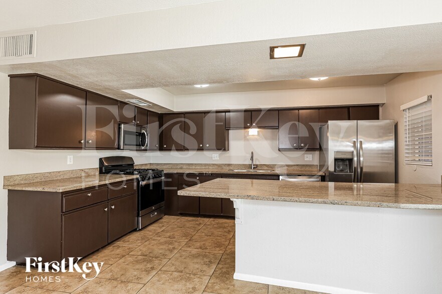 Building Photo - 4606 W Rose Ln