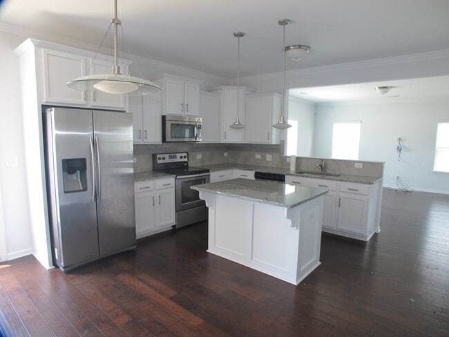 Building Photo - Move-In ready, 4 bedroom, 2.5 bath home lo...