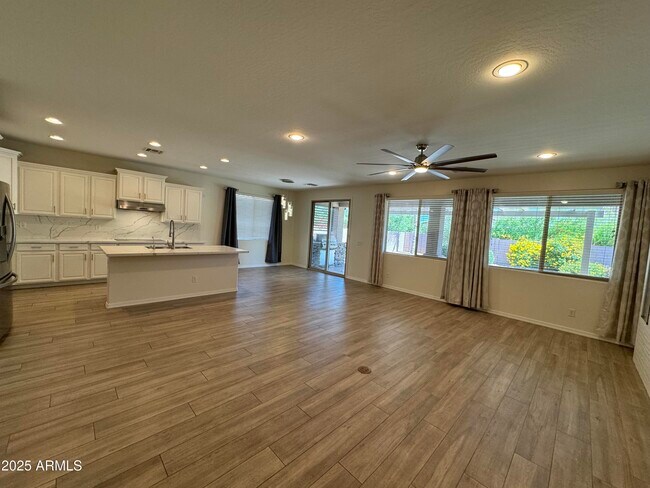 Building Photo - 712 W San Carlos Way