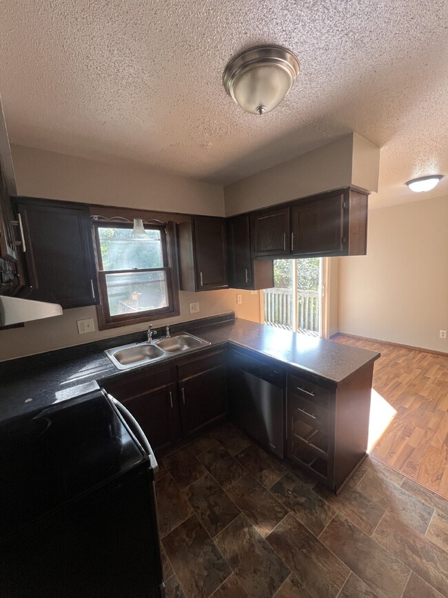Building Photo - 2 Bedroom Duplex on South Side of Des Moin...