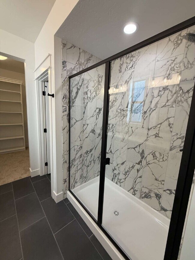 Building Photo - Functionality and convenience! Minutes from one of Meridian's most fantastic parks, with pools, p...