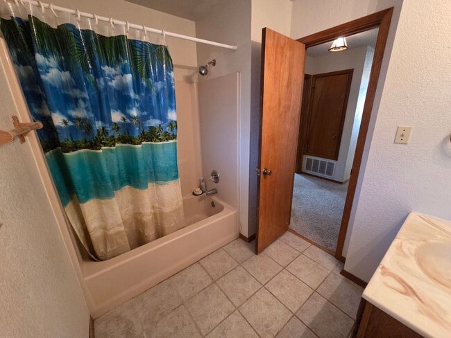 Building Photo - Large 4 Bdrm/3 Bath Home Close to Holloman AFB