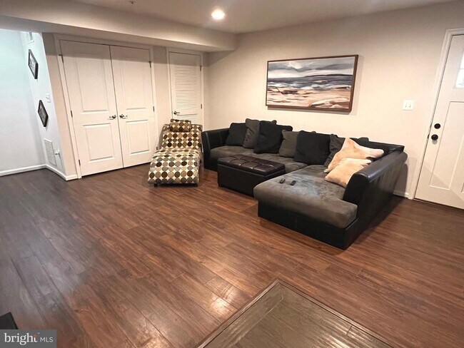 Building Photo - 154 Sachem St