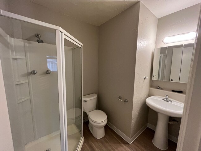 Building Photo - 3 bed 2 bath townhouse - Great Location