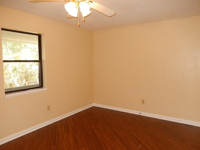 Building Photo - 913 Tamarack Ave