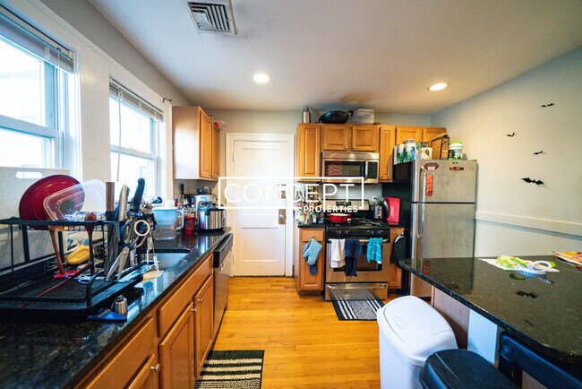 Building Photo - 4 Iroquois St