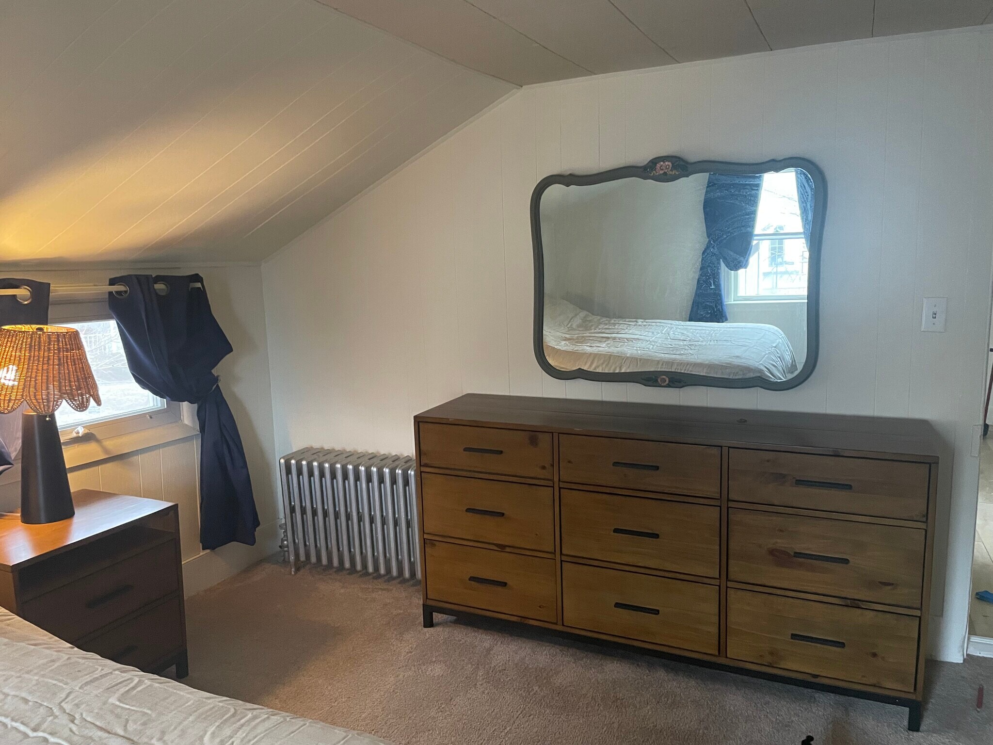 Queen bedroom - 123 Huguenot St