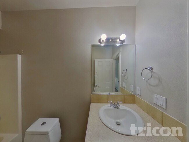 Building Photo - 2525 W 10th St