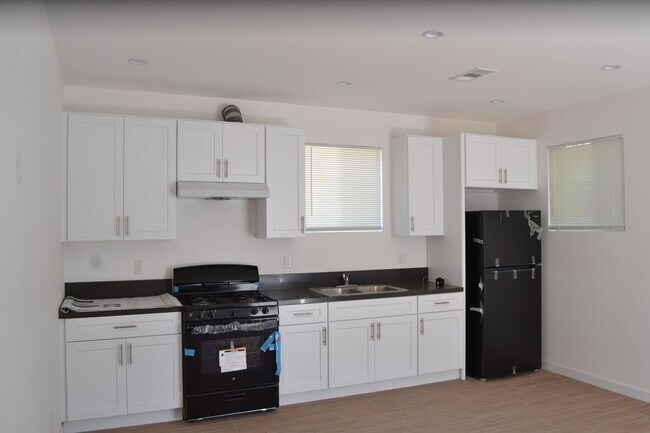 Building Photo - Central Homes