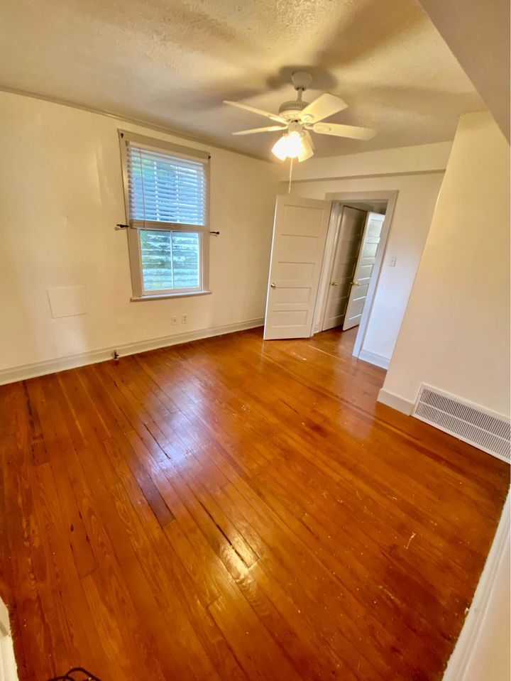 Building Photo - 1521 N Dupre St