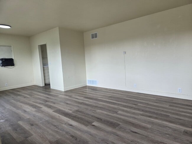 Building Photo - 3 Br 1 Ba available now