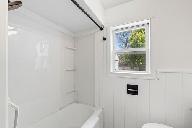 Building Photo - NEW LISTING! 2 BEDROOM HOME