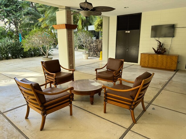Building Photo - Fully-Furnished One Bedroom in Waikiki