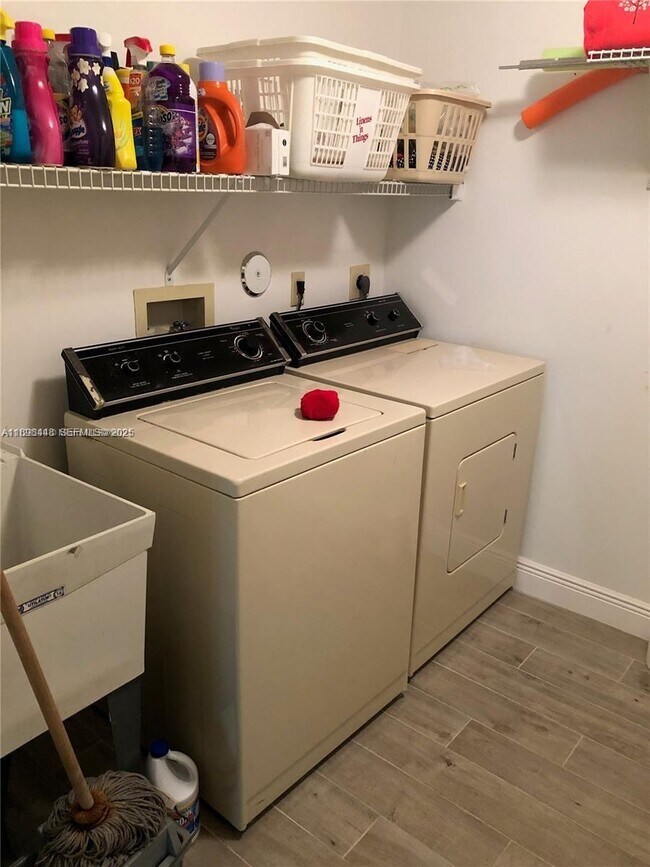 Building Photo - 5800 Coach House Cir