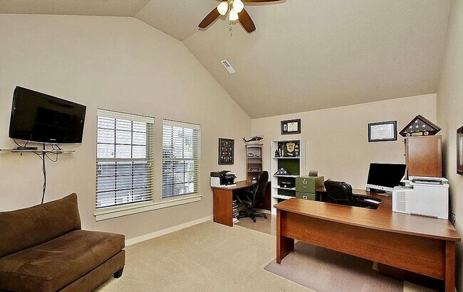 Building Photo - 3 Bed, 2.5 Bath Tigard Home with Entertain...