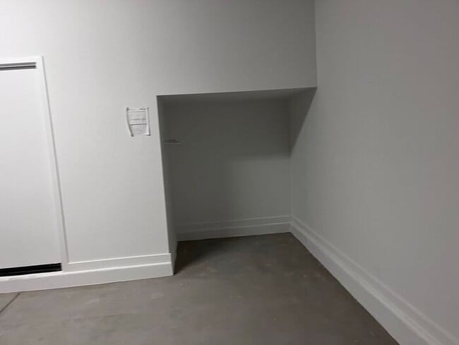 Building Photo - TOWN HOME WITH COMMUNITY POOL , GATED COMM...