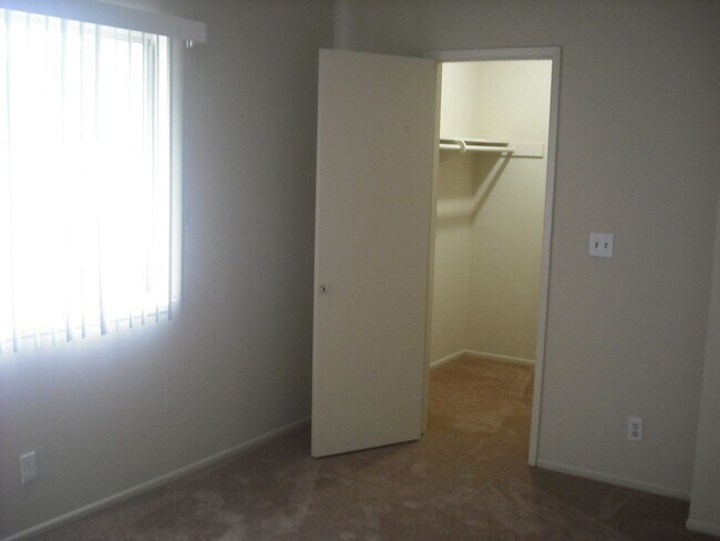 Building Photo - MODERN UPDATED TOWNHOUSE