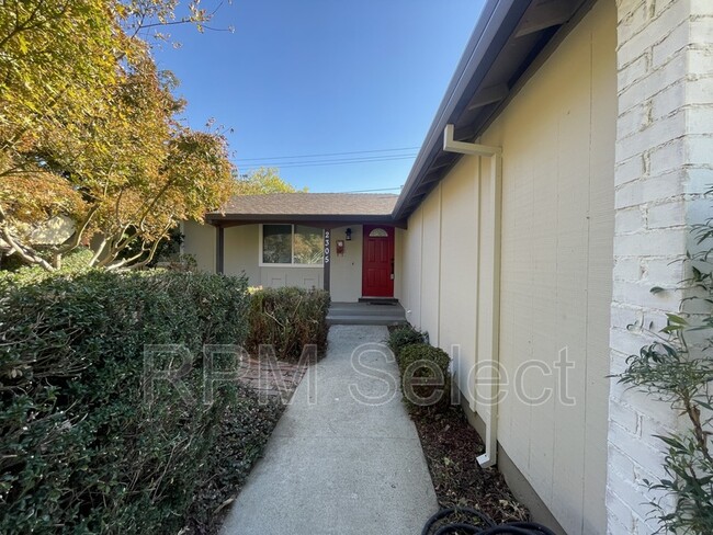 Building Photo - 2305 Zinfandel Dr