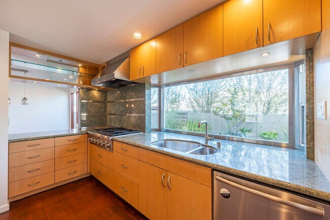 Building Photo - Warm & Inviting Manhattan Beach Rental Home!