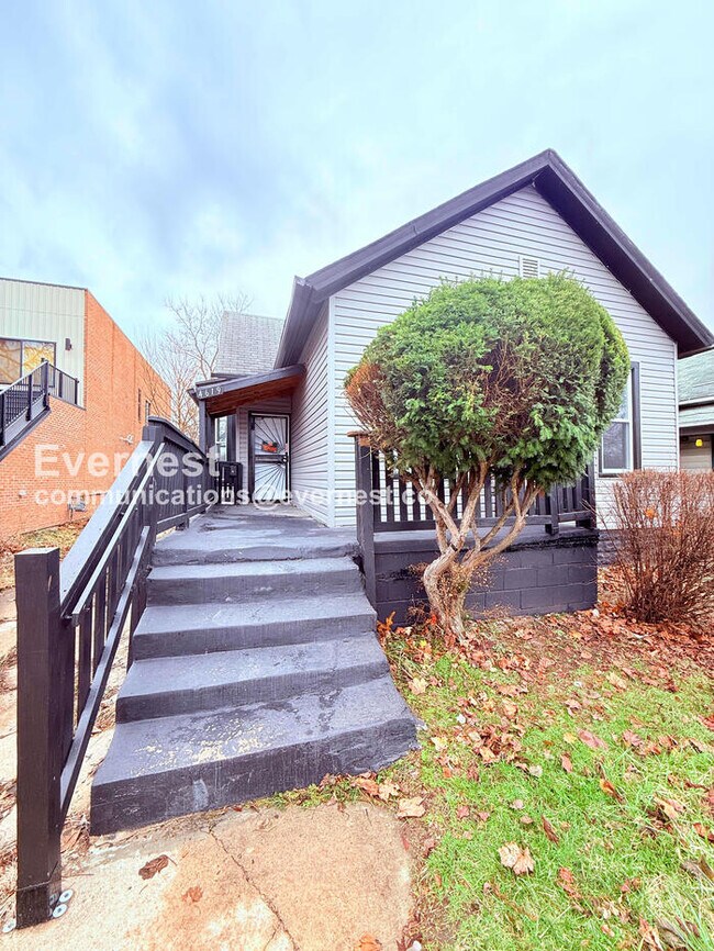 Building Photo - 3 Bed/1 Bath Home with Off-Street Parking / Pet-Friendly / Available Now!