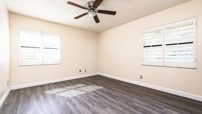 Building Photo - 4 Baywood Dr
