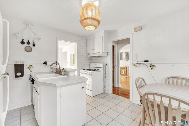 Building Photo - 124 Stiles St