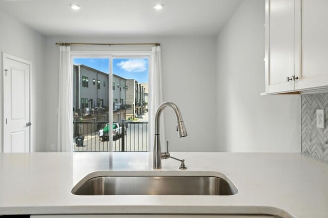 Building Photo - Modern City Living Near Uptown Charlotte